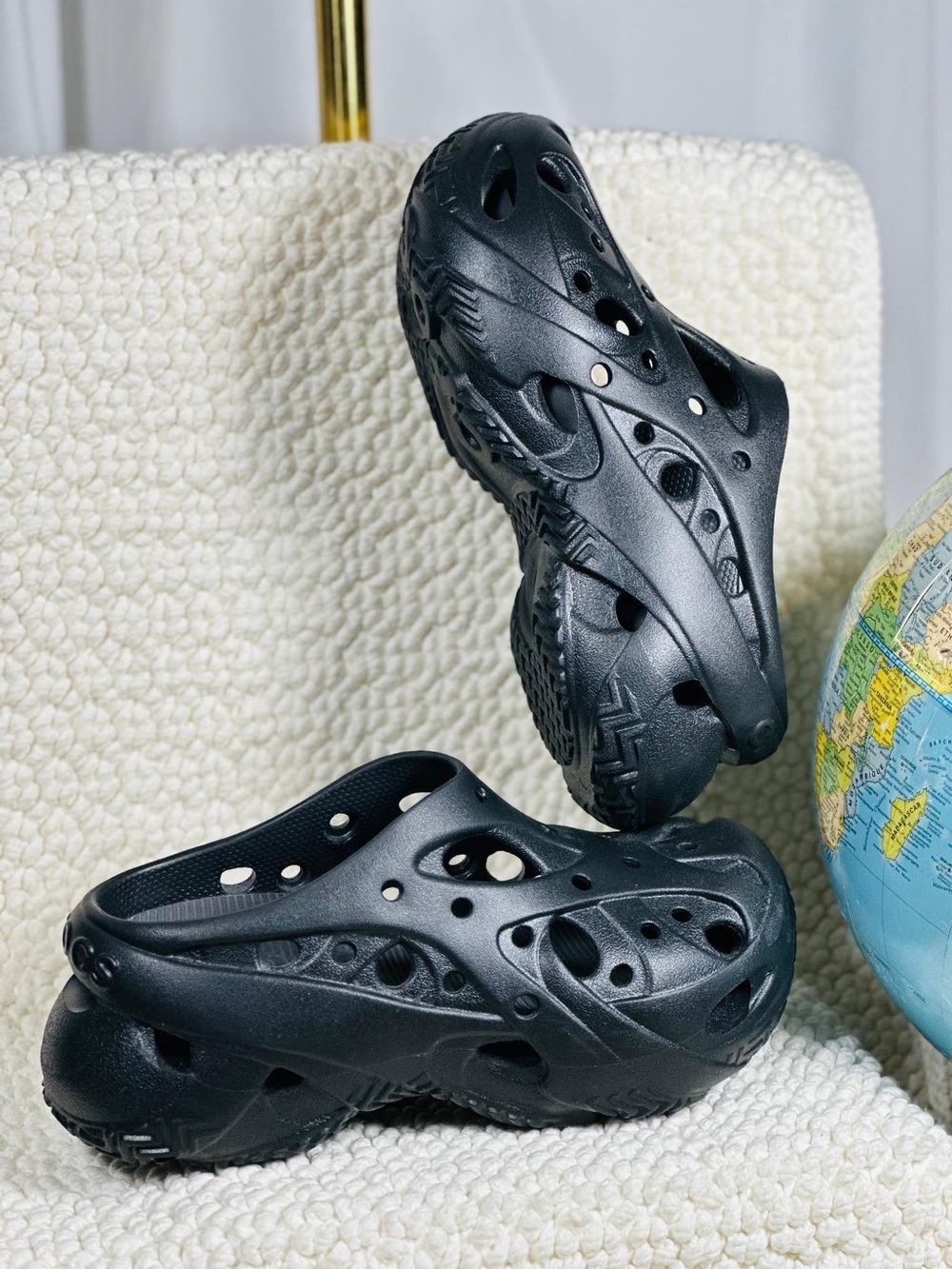Crocs Black Sporty Ventilated Clogs | Women’s Size 9
